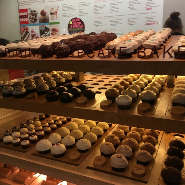 Photo taken at Sprinkles Cupcakes by Pom P. on 9/21/2016