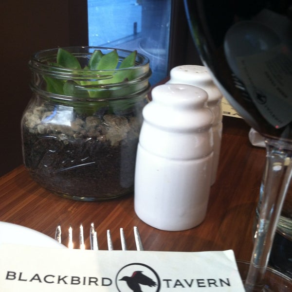 Foto scattata a The Blackbird Tavern da Valerie G. il 8/28/2013
