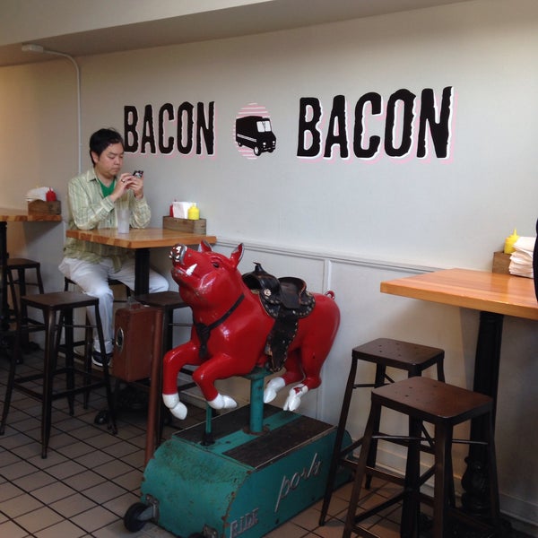 Foto tirada no(a) Bacon Bacon por Anna J. em 6/4/2015
