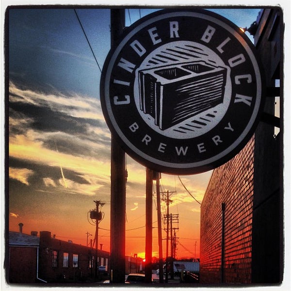 Foto diambil di Cinder Block Brewery oleh Robert R. pada 9/28/2013