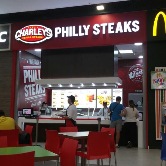 Foto tirada no(a) Charleys Philly Steaks por Юрий О. em 8/15/2014