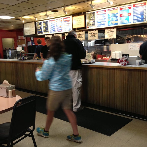 Das Foto wurde bei Charlie Riedel&#39;s Fast Food von Justine am 4/19/2013 aufgenommen