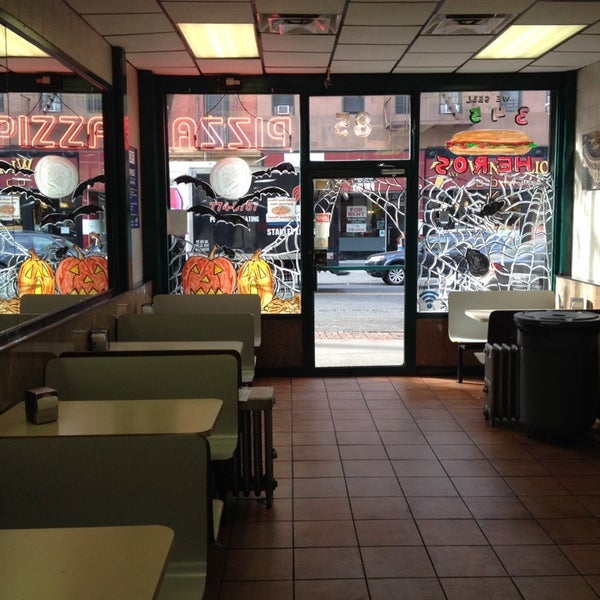 รูปภาพถ่ายที่ Roma Pizza โดย Madison G. เมื่อ 10/23/2013
