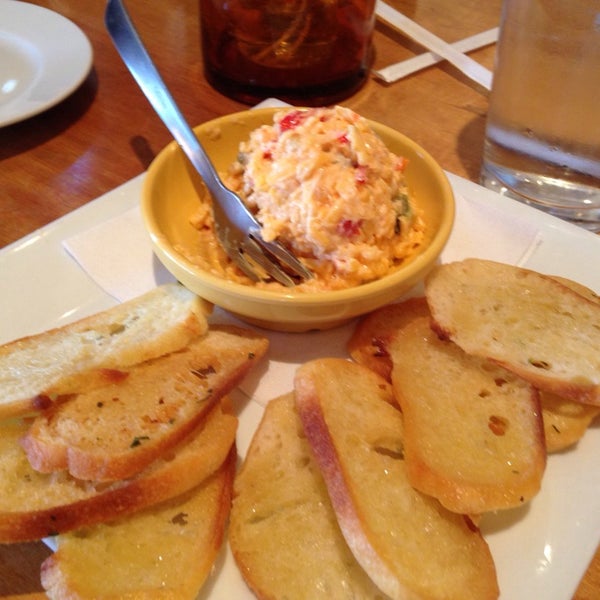 Das Foto wurde bei Carmel&#39;s Restaurant &amp; Bar von Madison G. am 7/28/2014 aufgenommen