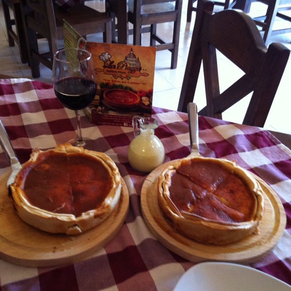 Photo taken at La Piazza Stuffed Pizza Metepec by Martha D. on 10/29/2013
