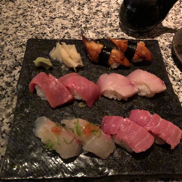 Foto tirada no(a) Sushi Den por Jimmy S. em 8/20/2018