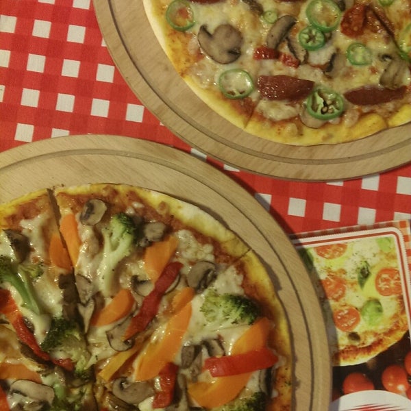 Şehrin en ince pizzaları Pizarola da. Geniş vejeteryan seçeneklerimizle sizleri de Pizarola ya bekleriz.