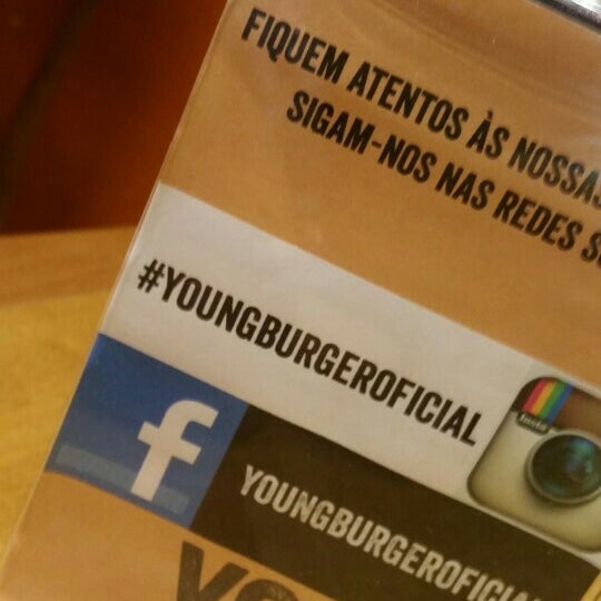 รูปภาพถ่ายที่ Young Burger โดย Adriano R. เมื่อ 3/24/2016