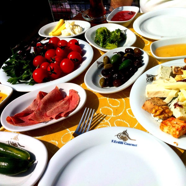 Foto tirada no(a) Erdilli Gourmet Slow Food por Funda K. em 5/4/2013