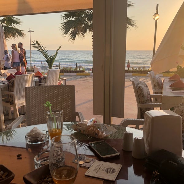 Das Foto wurde bei Palm Beach Cafe &amp; Restaurant von Gülşah S. am 7/3/2019 aufgenommen