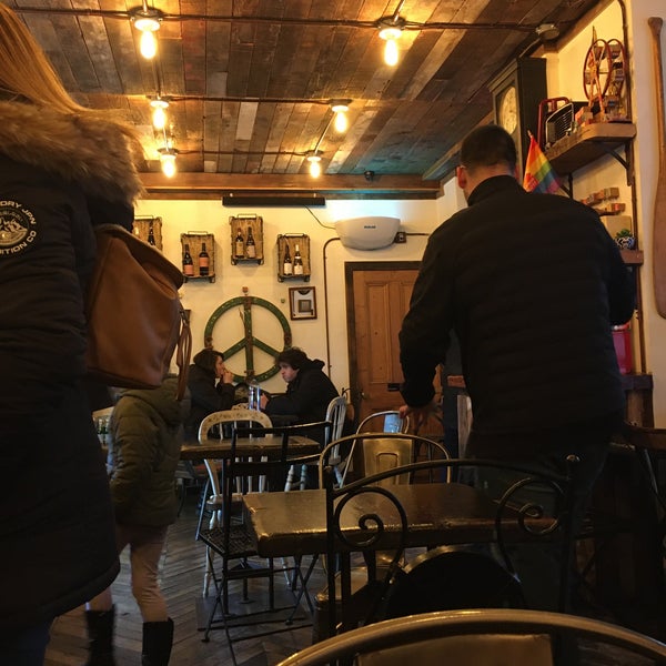 Foto diambil di Old Country Coffee oleh José J. pada 11/30/2019
