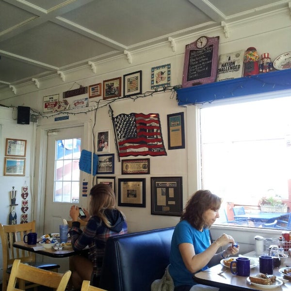 Photo prise au Penny&#39;s All American Cafe par Hair By R. le4/12/2013