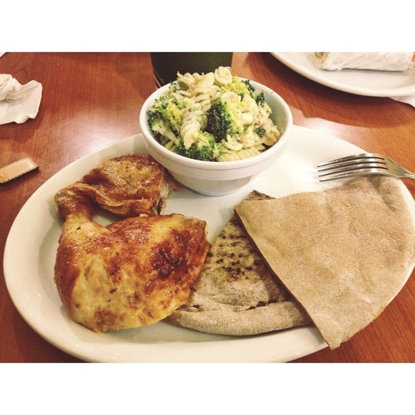 2/8/2014 tarihinde Nina N.ziyaretçi tarafından California Chicken Cafe'de çekilen fotoğraf