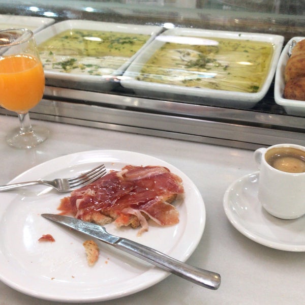 El desayuno-almuerzo es espectacular. Cafe zumo y tosta de ibérico es perfecto para empezar el dia.