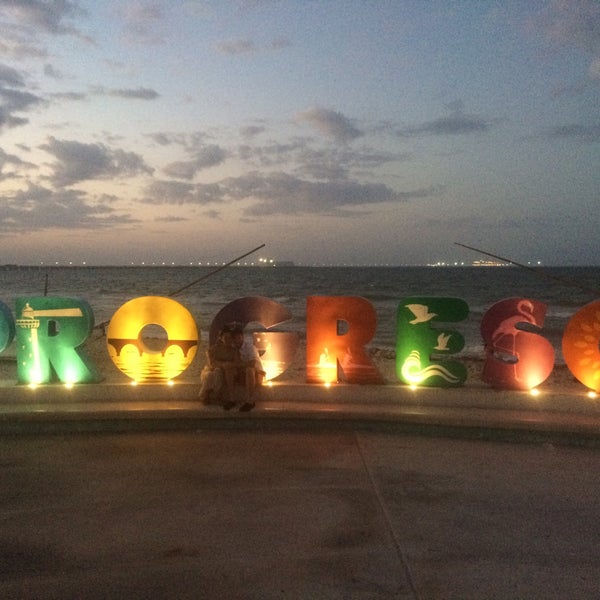 รูปภาพถ่ายที่ Progreso โดย Moksha เมื่อ 12/26/2016