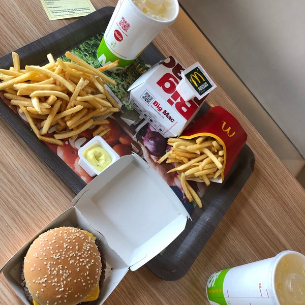 รูปภาพถ่ายที่ McDonald&#39;s โดย Mehmet cemalettin เมื่อ 4/12/2019