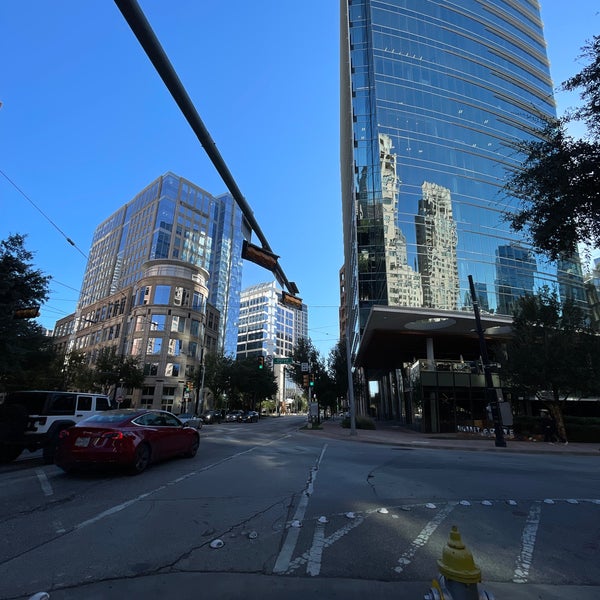 รูปภาพถ่ายที่ Uptown Dallas โดย MK เมื่อ 10/29/2021