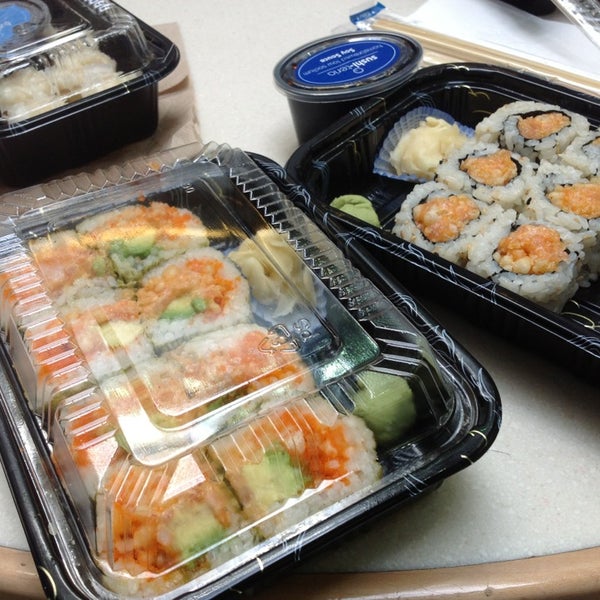 รูปภาพถ่ายที่ Sushi-teria โดย Susie S. เมื่อ 3/29/2013