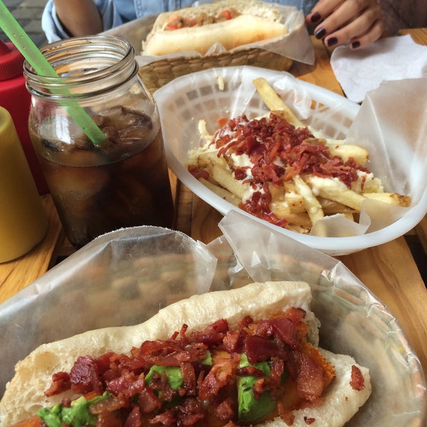 Photo taken at Galgo Hot Dogs y Hamburguesas Gourmet by Claudia A. on 7/12/2015