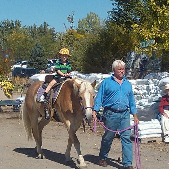 Foto tomada en Jared&#39;s Nursery Gift &amp; Garden  por Kris el 9/29/2012