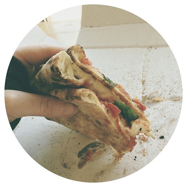 รูปภาพถ่ายที่ Wooden Paddle Pizza โดย Clare เมื่อ 7/24/2014