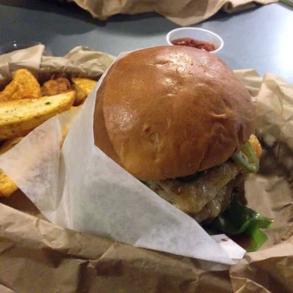 Foto tirada no(a) Konjoe Burger por Andy N. em 10/22/2013
