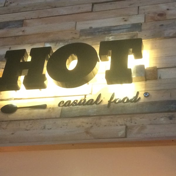 Foto scattata a HOT Casual Food Plaza Inn da Jessi K. il 9/24/2014