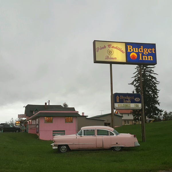 Снимок сделан в The Pink Cadillac Diner пользователем Yvonne B. 10/8/2016
