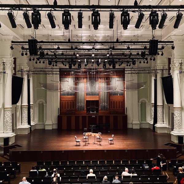 Foto tomada en Victoria Concert Hall - Home of the SSO  por d. W. el 1/6/2022