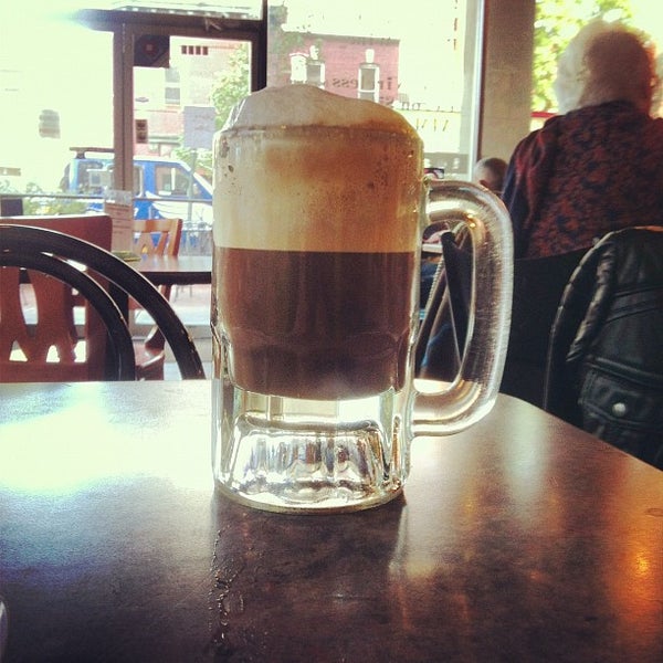 รูปภาพถ่ายที่ Soho Tea &amp; Coffee โดย Reuben I. เมื่อ 11/4/2012