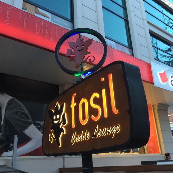 รูปภาพถ่ายที่ Fosil Cadde Lounge โดย Umut I. เมื่อ 1/11/2015
