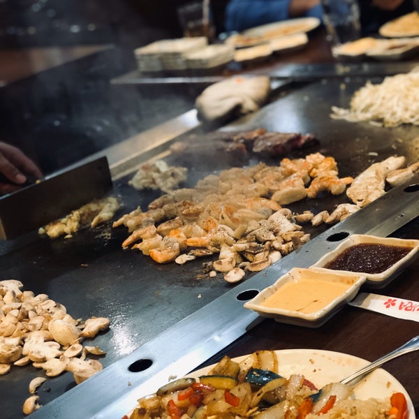 รูปภาพถ่ายที่ Sakura Japanese Steak, Seafood House &amp; Sushi Bar โดย AJ เมื่อ 11/13/2019