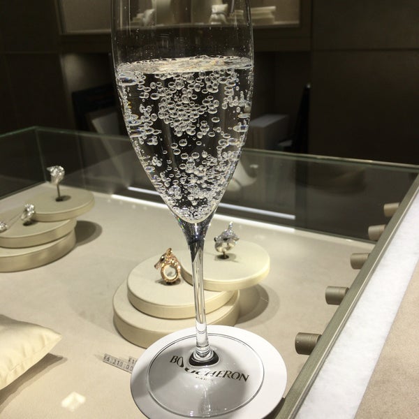 Boucheron 銀座 ブシュロン 銀座 132人の訪問者 から 2個のtips 件