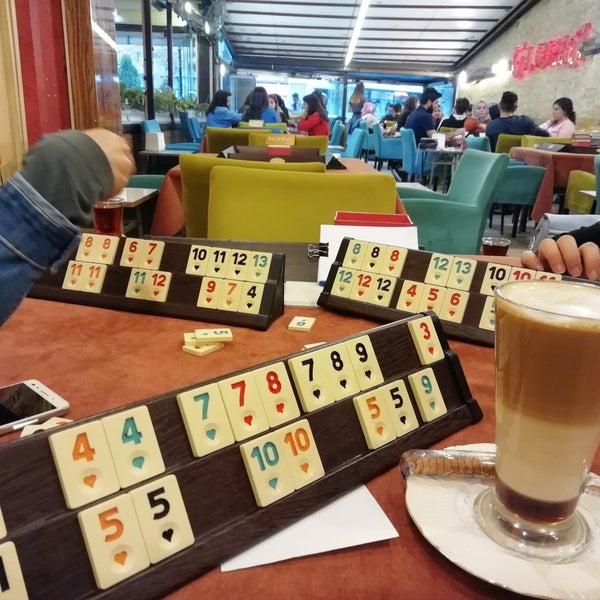 Çayları süper kokulu kokulu :) kahvesi de güzel okey tavla kart oyunları yada oyunla ilgili ne varsa gelin Burda oynayın eğlenceli mekan