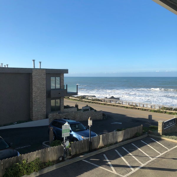 Photo taken at Sand Pebbles Inn Cambria by Nick on 1/20/2018