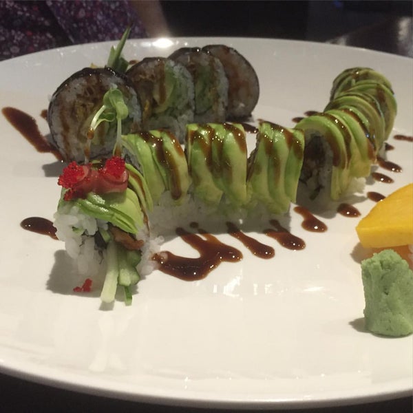 Photo prise au Totto Sushi &amp; Grill par Aaron G. le10/5/2015