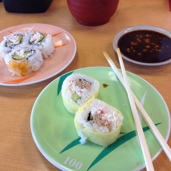 รูปภาพถ่ายที่ Eastland Sushi &amp; Asian Cuisine โดย Stephanie W. เมื่อ 3/25/2015