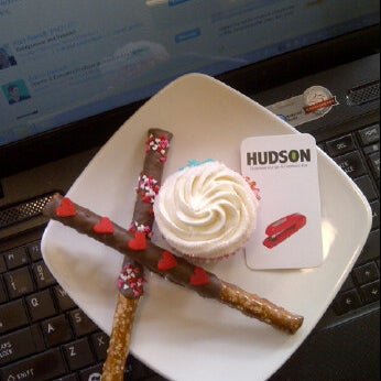 Das Foto wurde bei Hudson Business Lounge von Jill K. am 2/13/2013 aufgenommen