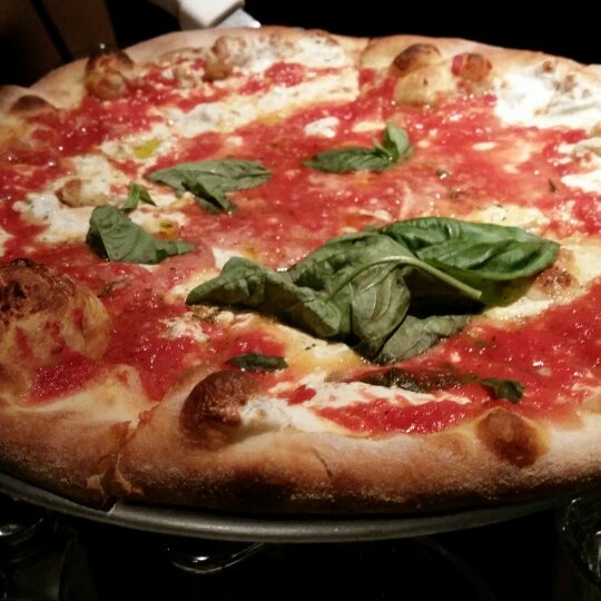 Das Foto wurde bei Patsy&#39;s Pizzeria von Gulnaz N. am 4/27/2015 aufgenommen