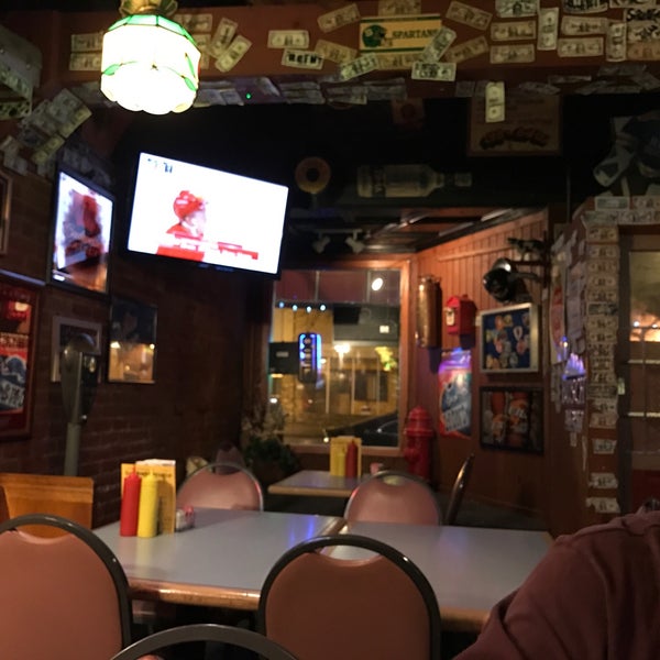 Huddle Bar & Grill - Bar in Almont