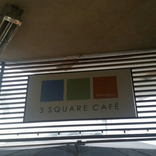 Photo prise au 3 Square Café + Bakery par Nedra A. le7/18/2016