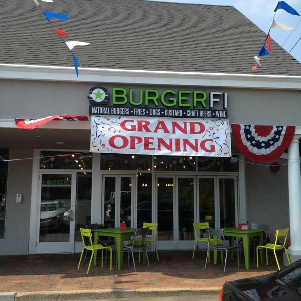 รูปภาพถ่ายที่ BurgerFi โดย Susan B. เมื่อ 7/19/2013