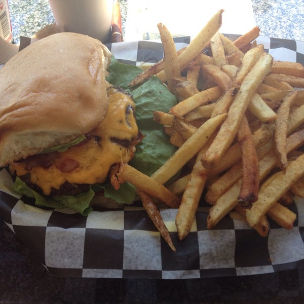 รูปภาพถ่ายที่ Fatty&#39;s Burgers &amp; More โดย Megan B. เมื่อ 6/8/2014