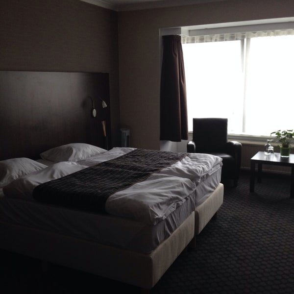 4/25/2014 tarihinde Eve H.ziyaretçi tarafından Carlton Hotel'de çekilen fotoğraf