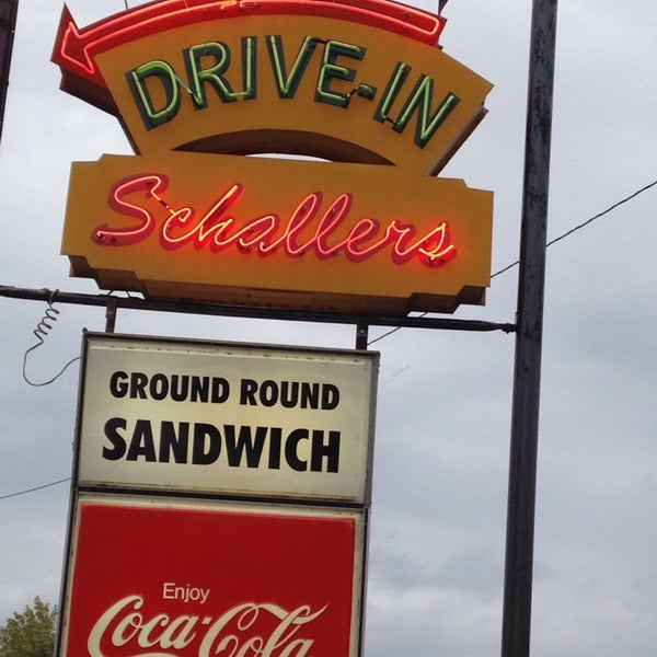 รูปภาพถ่ายที่ Schaller&#39;s Drive-In โดย Karen H. เมื่อ 10/5/2014