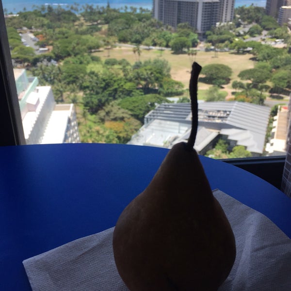 รูปภาพถ่ายที่ Holiday Inn Express Honolulu-Waikiki โดย Sayaka J. เมื่อ 7/27/2017