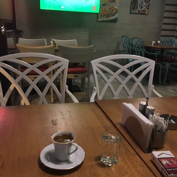Foto diambil di SHISHLY Cafe &amp; Bistro oleh Ulaş pada 10/28/2017
