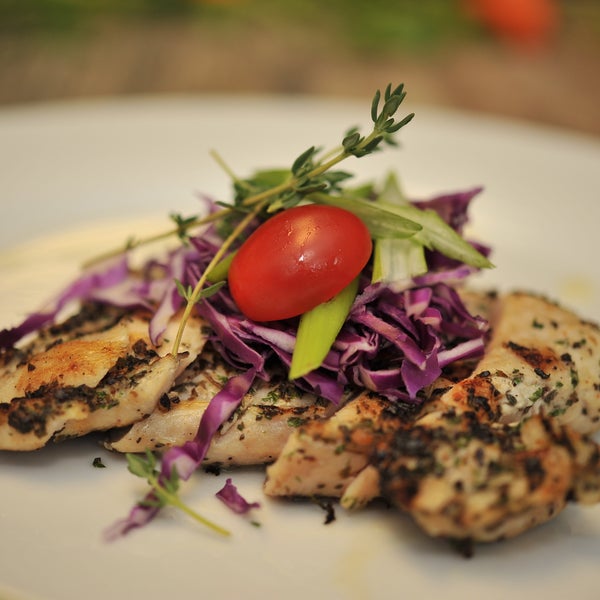 I need dinner. сервировка стола к обеду. ужин. обед в ресторане. люди на кухне.