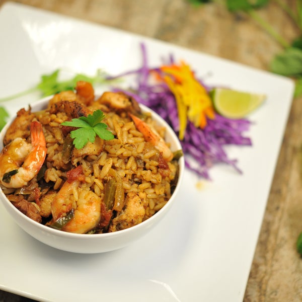 I need dinner. I need dinner. стол в ресторане на двоих. I need dinner. ресторан ночью.