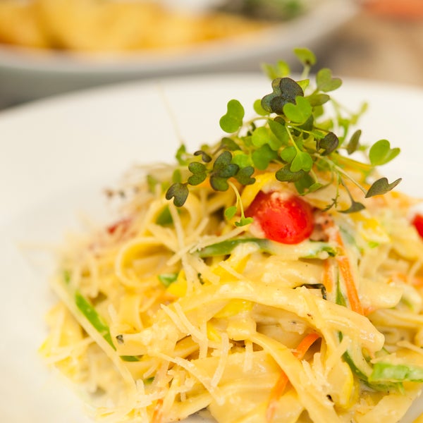 современный быт. правильное питание. I need dinner. еда ночью в ресторане. I need dinner.